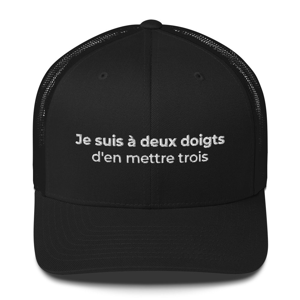 Casquette brodée Je suis à deux doigts d'en mettre trois - Sedurro