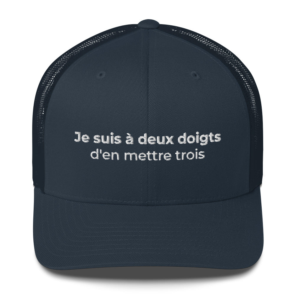Casquette brodée Je suis à deux doigts d'en mettre trois - Sedurro