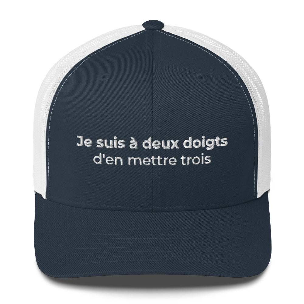 Casquette brodée Je suis à deux doigts d'en mettre trois - Sedurro