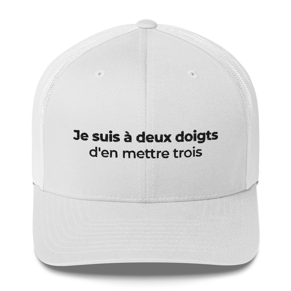 Casquette brodée Je suis à deux doigts d'en mettre trois - Sedurro