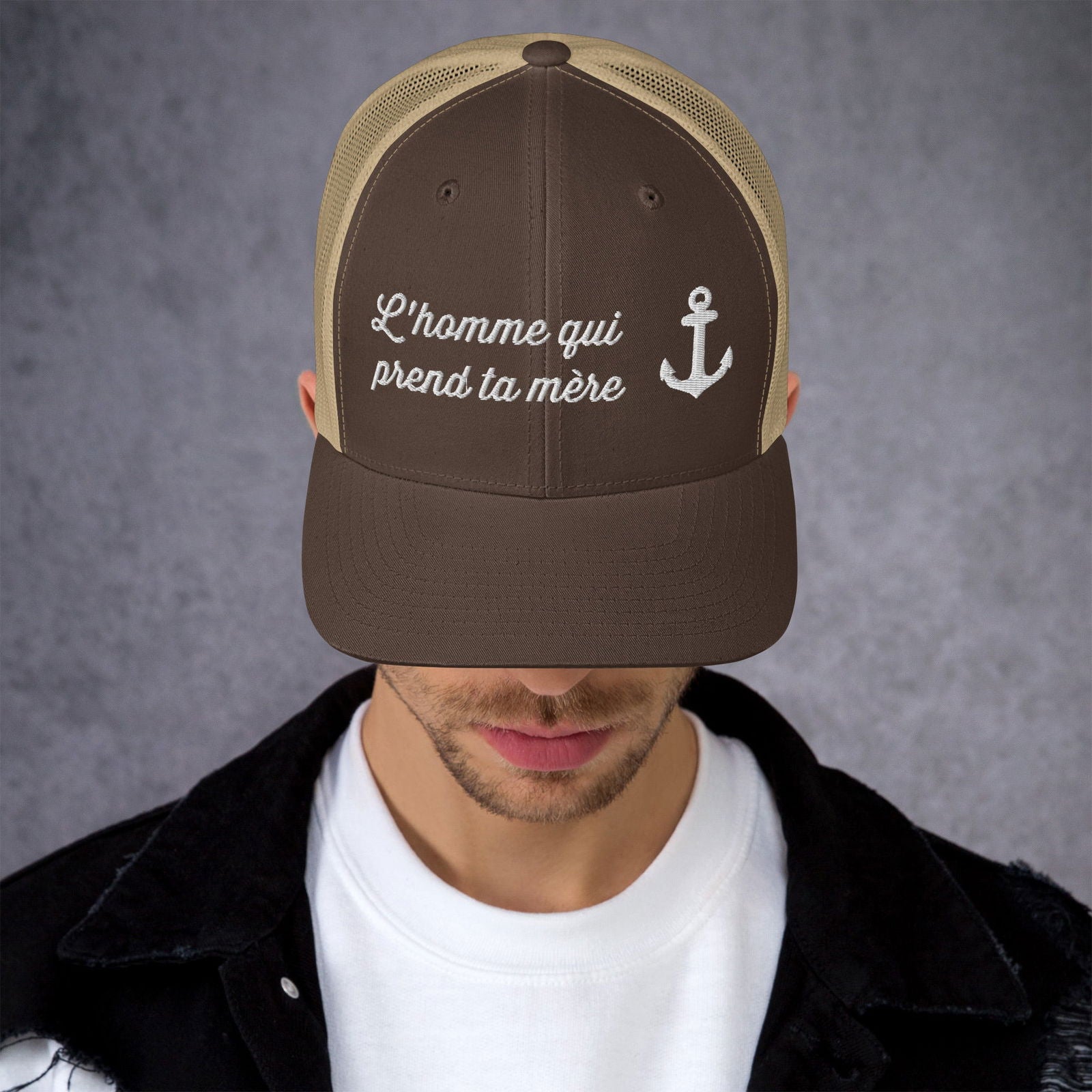 Casquette brodée L'homme qui prend ta mère assise sur une grosse bitte d'amarrage - Sedurro