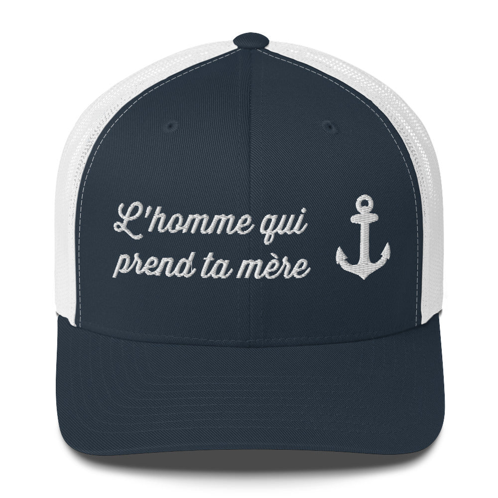 Casquette brodée L'homme qui prend ta mère assise sur une grosse bitte d'amarrage Bleu Marine Blanc - Sedurro