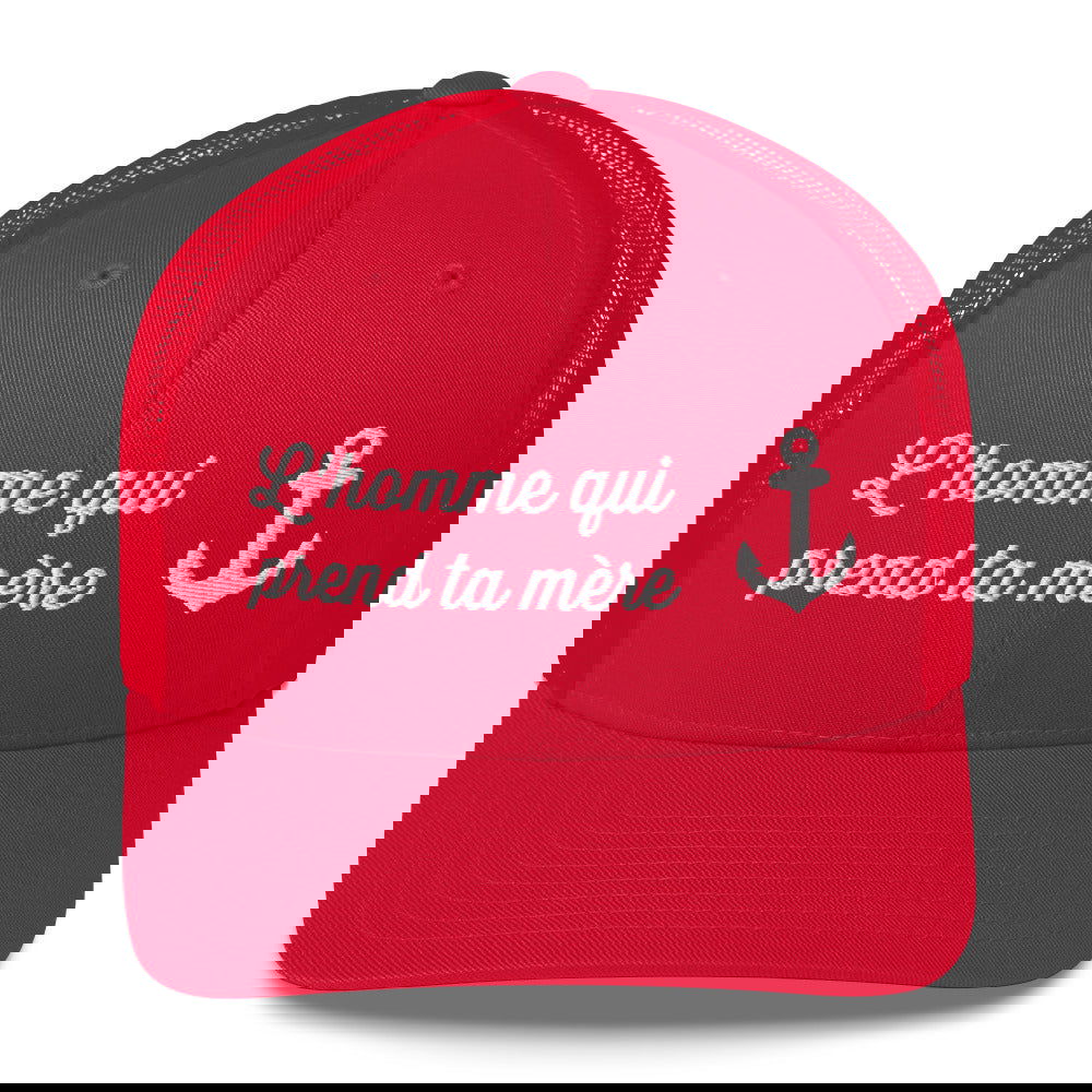 Casquette brodée L'homme qui prend ta mère assise sur une grosse bitte d'amarrage Rouge - Sedurro