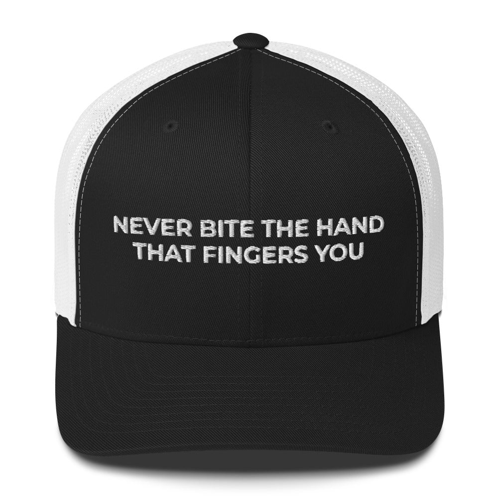 Casquette brodée Never bite the hand that fingers you - Sedurro