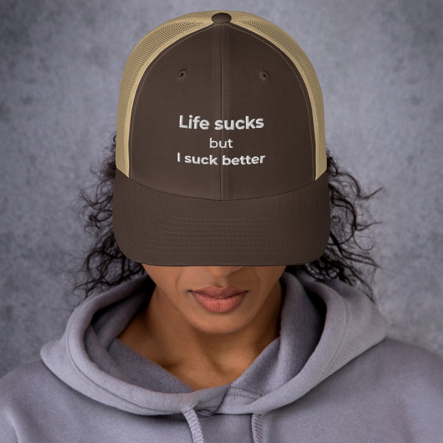 Casquette brodée Life sucks but I suck better - Sedurro