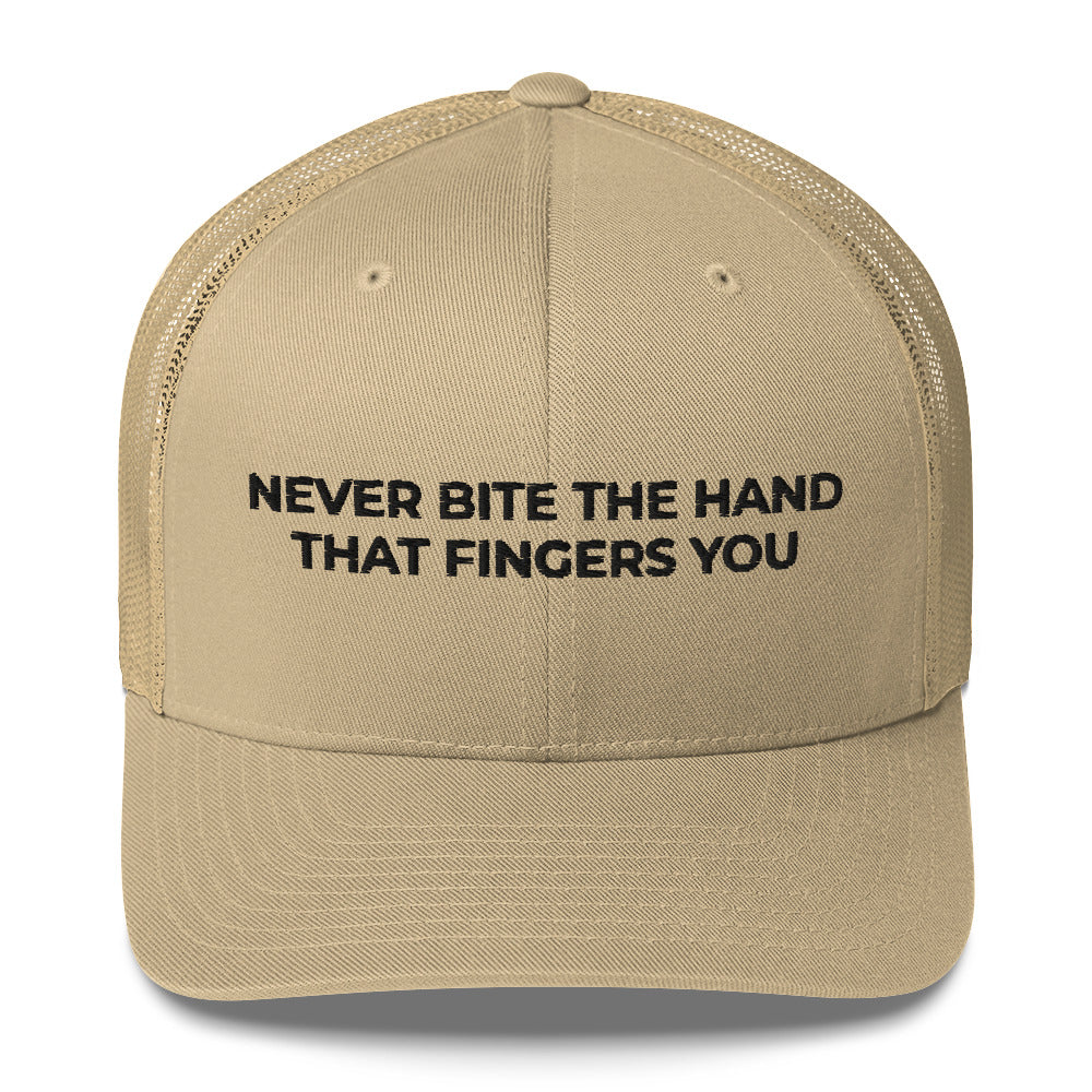 Casquette brodée Never bite the hand that fingers you - Sedurro