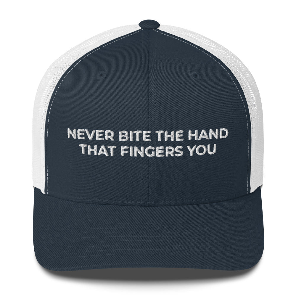 Casquette brodée Never bite the hand that fingers you - Sedurro